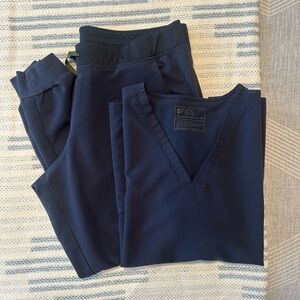 Figs quiet navy scrub set in XXL